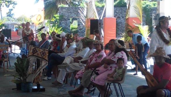 L’ensemble du conseil municipal de Pouheva – Makemo est présent lors de la célébration de la Fête du 14 juillet. Au programme : Matin : danses et chants, prières – Apres midi : jeux pour les enfants – Soir : grand bal – destruction des neurones garantie.