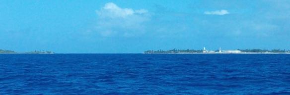 Atoll de Makemo Passe Arikitamiro – A droite le village avec la cathédrale et le phare.