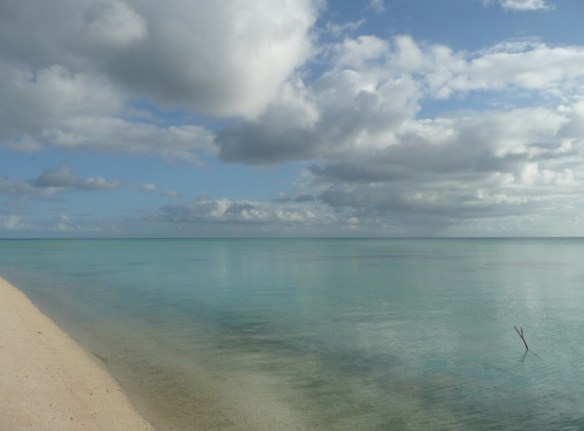 Une image de paradis... Mouillage devant l’ancien village de Makemo. Celui-ci a été détruit par un cyclone en 1906. Depuis il a été déplacé sur la passe Nord-Est. Le collège y est construit selon les normes anticycloniques.