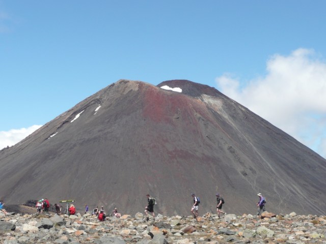 Le cône parfait du mont Ngauruhoe, un mont sacré pour les Maoris qui apparait toujours couvert de nuages dans les représentations officielles. C’est aussi le mont Doom dans lequel Frodon va jeter l’anneau maléfique dans le film de Peter Jackson.