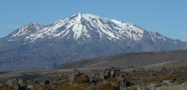 Le mont Ruapehu encore couvert de nuage en décembre. Ses pentes concentrent les stations de ski de l’île du Nord. 