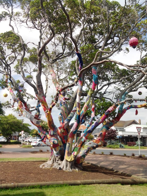 Arbre magique sur la route de Rotorua, ville Maori, nom vernaculaire des Polynésiens en Nouvelle Zélande dite Aotearoa – le pays du long nuage blanc. Arrivés à partir du 13ème siècle de l’archipel de la Société (Raiatéa et Bora probablement), les Maoris  étaient environ 120 000 au moment du premier contact avec l’homme blanc – Pakeha – fin 18ème siècle et zoup…. tout juste 40 000 fin 19ème. Négation culturelle, exclusion, isolement des autres peuples Polynésiens, spoliation, abâtardissement, les Maori d’antan ne sont plus qu’un lointain mythe pour attraper les touristes. Les processus de sélection ont par contre permis de produire les meilleurs joueurs de rugby du monde…