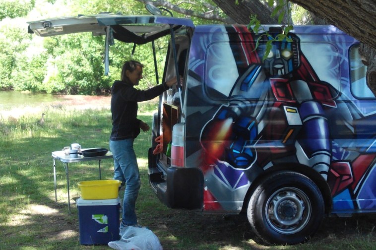 La cuisine, un jour sans sandflies [mouches des sables]  (jusqu’à 200 à l’intérieur du van, ce qui nous a valu de lever l’ancre et de quitter le mouillage fissa), et sans tremblement de terre (Wilberforce le 6 janvier 2015 le long de la faille alpine : « oh ! si ce n’est pas quelqu’un en train de secouer le van, ce doit être le vent qui se lève en début de journée ! »)   