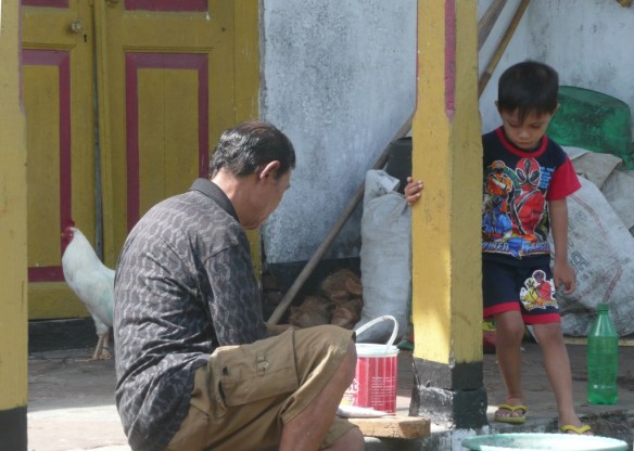 Banda Neira – Devant le temple Chinois