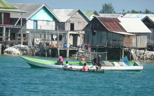 Tomia – Wakatobi resort – Coté pile : JiangDong, simplicité et mosquée.  Le village de Langgamau où est logée la quasi-totalité des employés du resort et leurs familles.