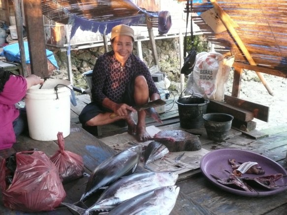 Wanci – Wangi Wangi – Passar Malam (marché du soir). Les femmes se maquillent avec une poudre appelée burak ou borak fabriquée avec du riz, des algues et des épices. 