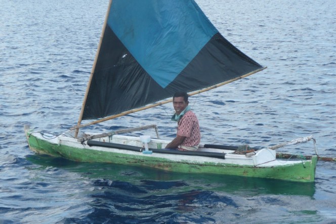 Bonerate – Pêcheur. Ce jour-là, après deux heures passées sur le récif, toute sa pêche se résume à trois petits anchois…