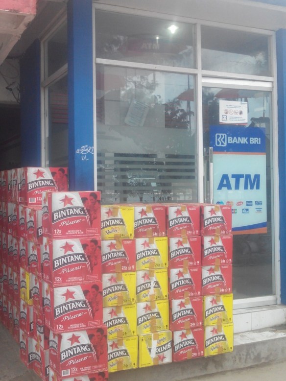 Livraison de matériel pour compétition de Beer-Pong, occupation préférée des jeunes touristes de Gili T.