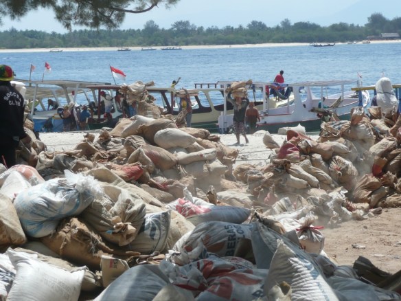 Débarquement de sacs de ciment à Gili T, utilisés pour l’agrandissement de la mosquée et la construction de nouveaux resorts qui ceinturent déjà l’ile.