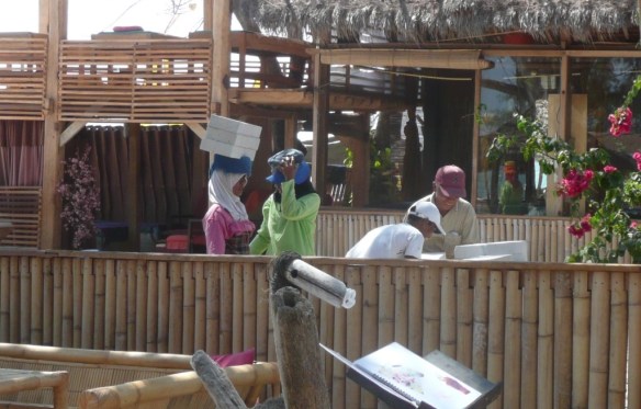 Expression 1 de la fracture culturelle. … A quelques mètres des femmes portent des plaques de plâtre sur la tête.