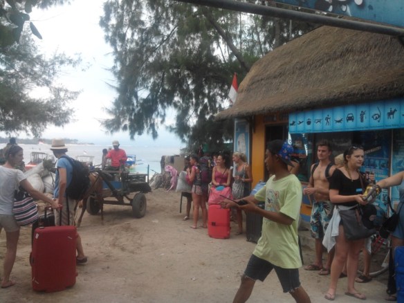 Expression 2 de la fracture culturelle. …Touristes blancs et débraillés attendant la navette.