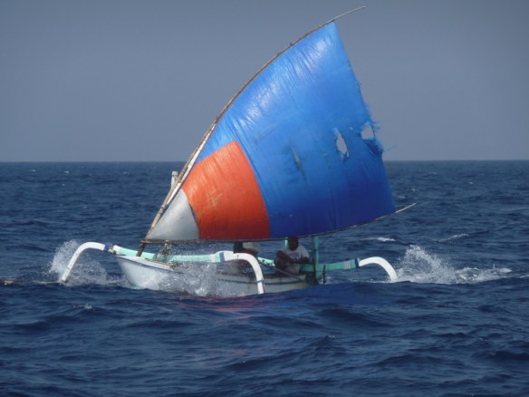 Navigation dans le détroit de Lombok  (25 nm), il s’agit du passage le plus direct des eaux du Pacifique s’échappant vers l’Océan Indien.