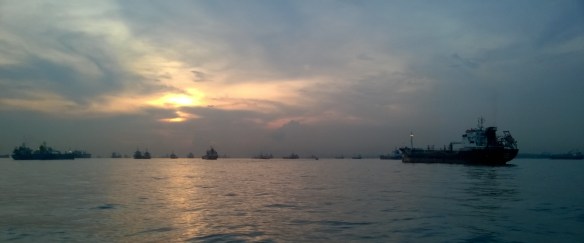 Zone de mouillage dans l'archipel de Riau. Sous l'orage : Singapour