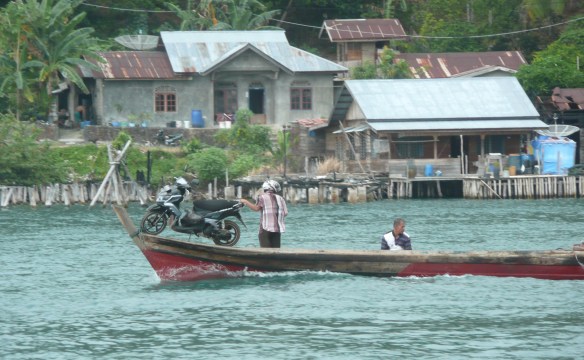 Penuba - Archipel de Lingga Ojek (moto) à flot