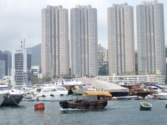 Hong Kong – Sampan en maraude dans le port d’Aberdeen situé au sud de l’ile dans un trou à cyclone. Le village flottant de jonques et de sampans, incendié le 25 décembre 1986 – 150 sampans coulés –, bordel traditionnel de la ville a été remplacé par une marina et les immeubles d’habitation ont grignoté la jungle. Quelques sampans continuent à faire taxi.