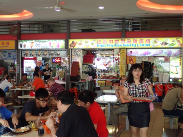 Tiong Barhu – Hawker center. Dans un souci d’hygiène et d’urbanisme les restaurateurs de rue Chinois, Malais ou Hindus ont été regroupés (en dépit de mouvements protestataires rapidement jugulés) au-dessus des marchés. Ceux-ci répondent à une organisation stricte où cohabitent plateaux et vaisselle Halal et non Halal (phénomène récent d’adaptation à la clientèle moyen-orientale). Le shopping et manger au restaurant constituent les principaux hobbies des Singapouriens « prisonniers » de la Cité-Etat, le sexe n’est pas à l’ordre du jour, la transition démographique est très avancée, voire blette.