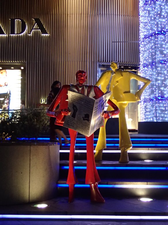 Singapour – Orchard road. Cette artère qui concentre toutes les enseignes de marques de luxe est une attraction touristique majeure de Singapour.