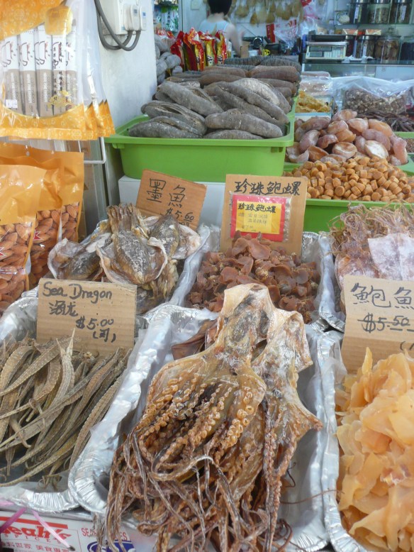 Singapour – Pharmacie traditionnelle, au fond, trépang ou holothurie séchée.  La médecine traditionnelle prête au concombre de mer des vertus permettant de soigner l’anémie, l’impuissance et d’augmenter la longévité en nourrissant l’énergie vitale au même titre que l’aileron de requins ou la soupe de nids d’oiseaux. Très prisé en gastronomie, l’aileron de requin au même titre que les accessoires de luxe symbolise la richesse, la puissance et le prestige. Le prix est d’environ 400 usd/kg et le bol de soupe (30g) est commercialisé entre 15 et 150 usd, ce qui en fait un des produits de pêche les plus chers au monde. Le marché mondial représente 15 000 tonnes et est alimenté par des pêcheurs de plus de 100 pays.