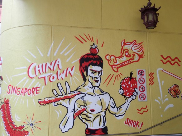 Singapour – Bruce Lee. Caractérisé par des démonstrations d’arts martiaux et des scènes d’action spectaculaires, le cinéma de Hong Kong a rapidement atteint une notoriété internationale et s’est facilement exporté à Hollywood. Pêle-mêle : les acteurs Jackie Chan, Chow Yun Fat, Maggie Chueung, Tony Leung, Jet Li, les cinéastes John Woo et Wong Kar-Wai.