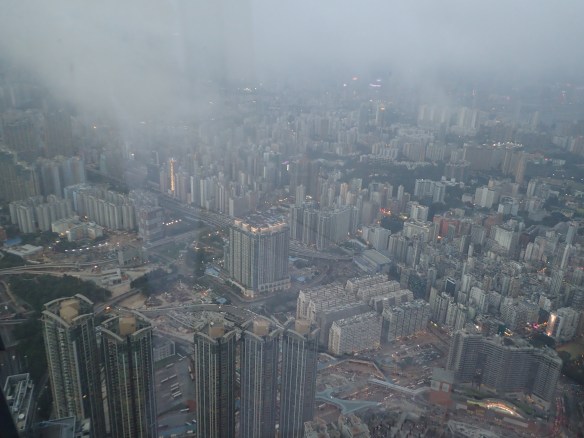 Hong Kong – Kowloon vu du bar Ozone au 118ème étage. Objectif : faire la nique à Dubaï.