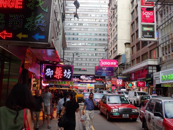Hong Kong – Chungking mansion à Kowloon. Chungking Mansions est considéré comme le quartier africain de Hong Kong. Le complexe abrite environ 4000 résidents, des restaurants de curry, des magasins de sari, des agents de change, des vendeurs de mobile et près de 2000 chambres éclatées en guesthouses aux tarifs les plus bas de la ville (20 usd).