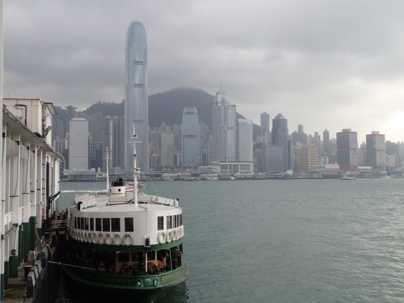 Hong Kong – Skyline et Star ferry. La dernière jonque promène les touristes dans la baie.