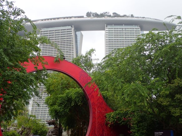 Singapour – porte de Lune et Marina Bay Sands. L’élément rond est présent dans tous les jardins chinois. Il symbolise le passage dans un autre monde. Selon la philosophie taoïste celui qui la franchit s’intègre à l’univers.