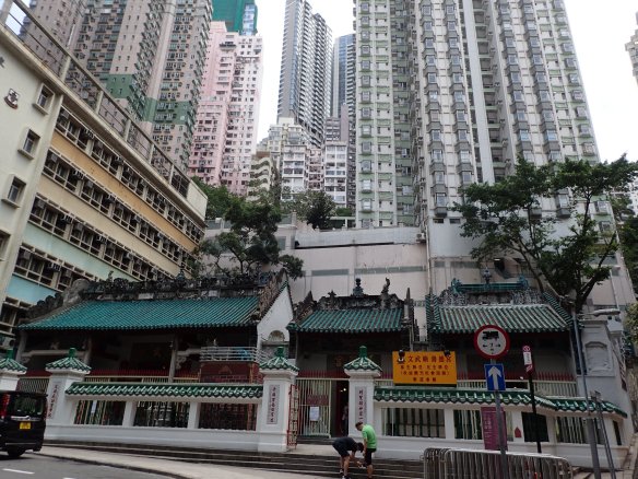 Hong Kong – Temple Man Ho, Hollywood road. Le temple, un des plus vieux de Hong Kong, écrasé par les cités d’habitation se situe à mi- pente du Peak. Il rassemble les dieux de la guerre et de la littérature.