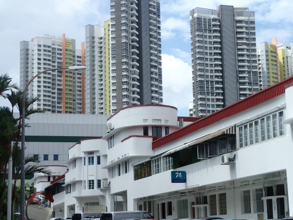 Singapour – Tiong Bahru. Ce quartier, un des plus anciens projets d’habitat social a fait l’objet de réhabilitation dans les années 1970 et 1980. Les immeubles en forme de bateau abritent aujourd’hui la communauté bobo de Singapour.