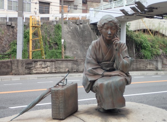 Sculpture à l’entrée du Shotengai d’Onomichi. Shotengai : galeries de magasins du centre-ville présentes dans la majorité des villes japonaises aujourd’hui remarquables par leurs produits « vintage » et qui connaissent un déclin certain. 