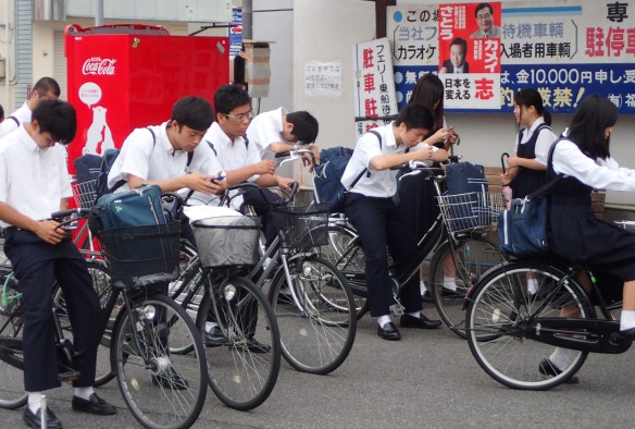 Onomichi – Spleen de 7h30 à l’embarquement du ferry pour aller au collège, 8h-16h en moyenne….et les quasi-obligatoires cours du soir au-delà.
